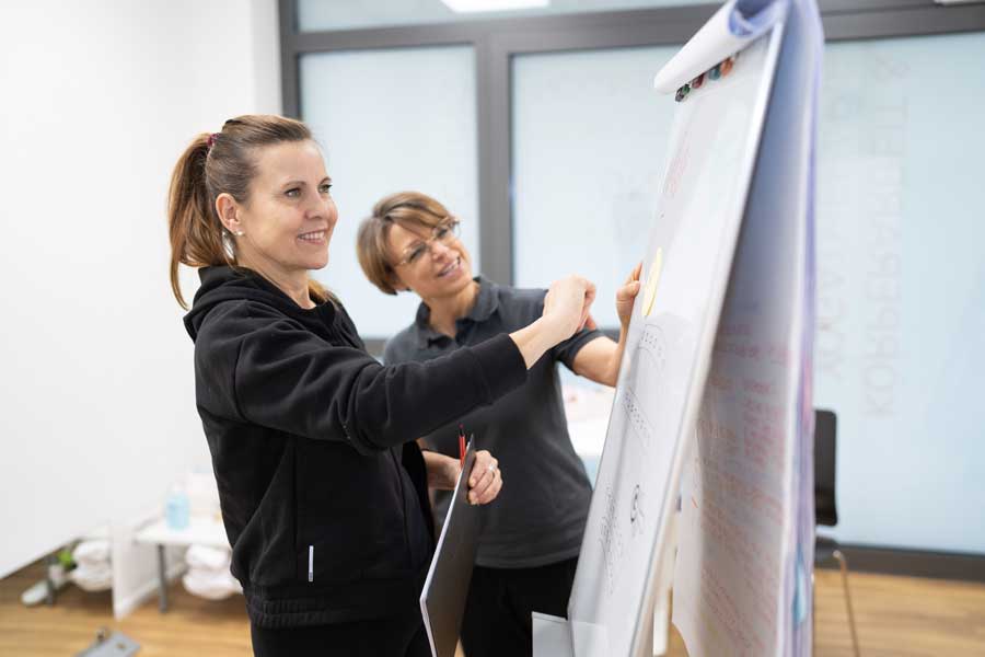 Katja Sauter berät einen Patienten in ihrer Praxis für Ergotherapie in Neu-Ulm