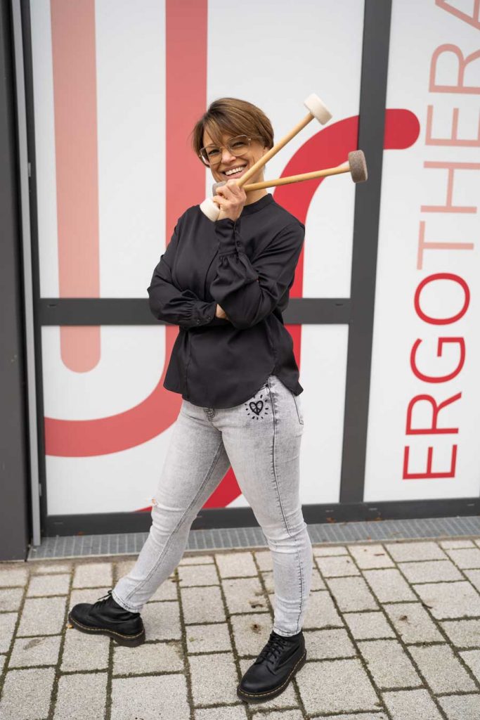 Ergotherapeutin Katja Sauter vor ihrer Praxis